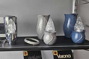 Lumi votivo e vasi portafiori per lapide